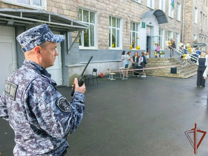 Росгвардейцы обеспечили безопасность школьных линеек на северо-западе страны