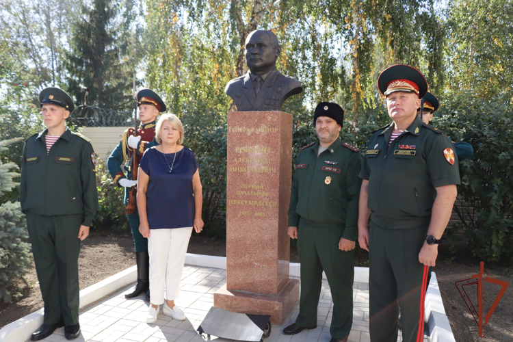 В Новосибирском военном институте Росгвардии открыли памятный бюст первому начальнику учебного заведения