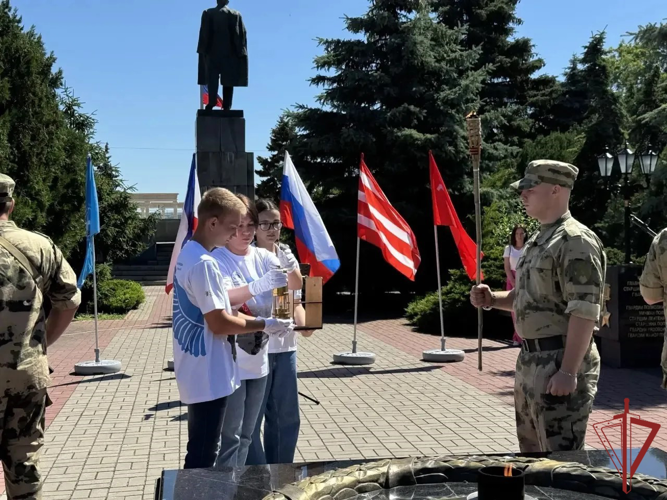 В Керчи росгвардейцы приняли участие в передаче Вечного огня
