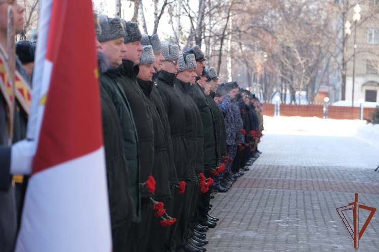 В Восточном округе Росгвардии почтили память сослуживцев, погибших при выполнении служебного долга