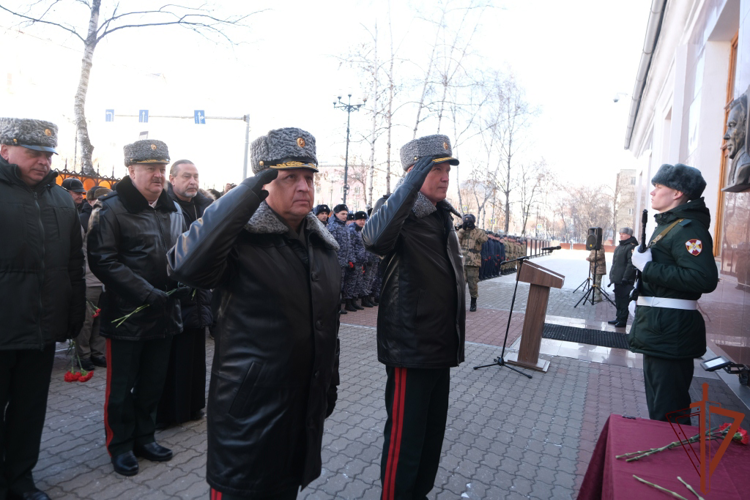 В Восточном округе Росгвардии почтили память сослуживцев, погибших при выполнении служебного долга