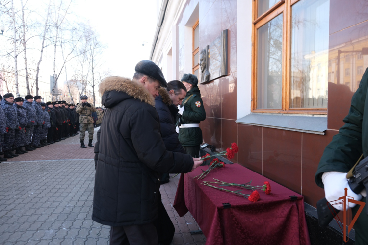 В Восточном округе Росгвардии почтили память сослуживцев, погибших при выполнении служебного долга