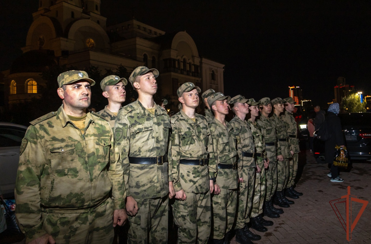 В Екатеринбурге военнослужащие и сотрудники Росгвардии приняли участие в поклонении деснице святителя Спиридона Тримифунтского