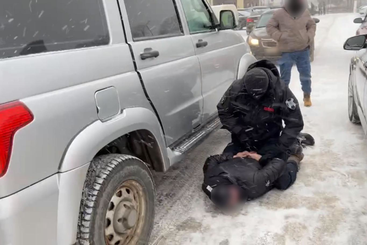 В Кировской области при силовой поддержке Росгвардии пресечена деятельность преступной группы, присваивавшей выплаты участников СВО (видео)