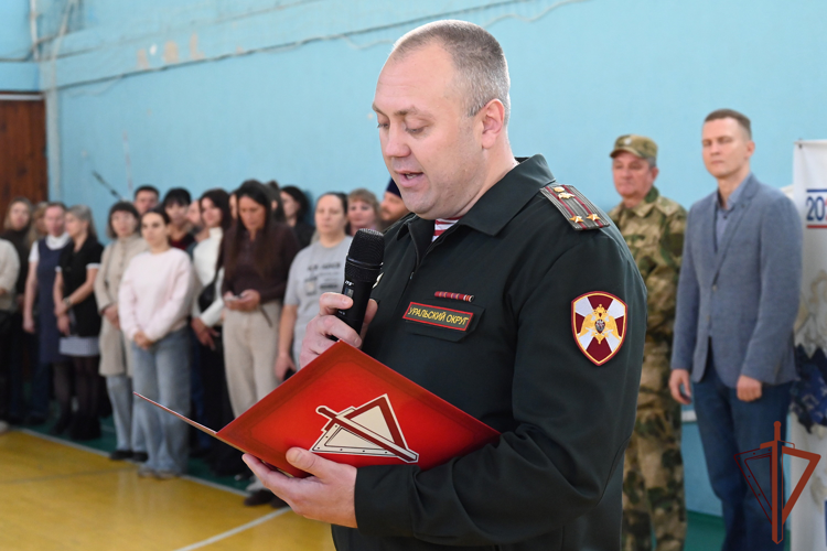 В Екатеринбурге росгвардейцы поздравили учащихся Кадетского корпуса с торжественным событием в их жизни