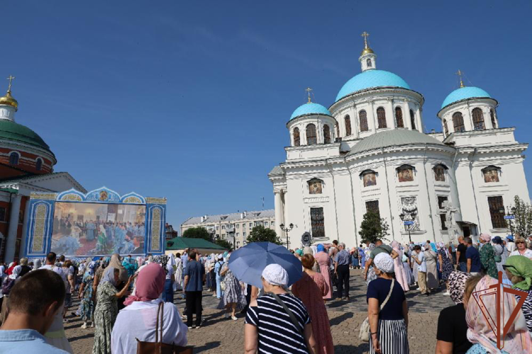 В Казани Росгвардия приняла участие в обеспечении безопасности крестного хода и освящения храма (видео)