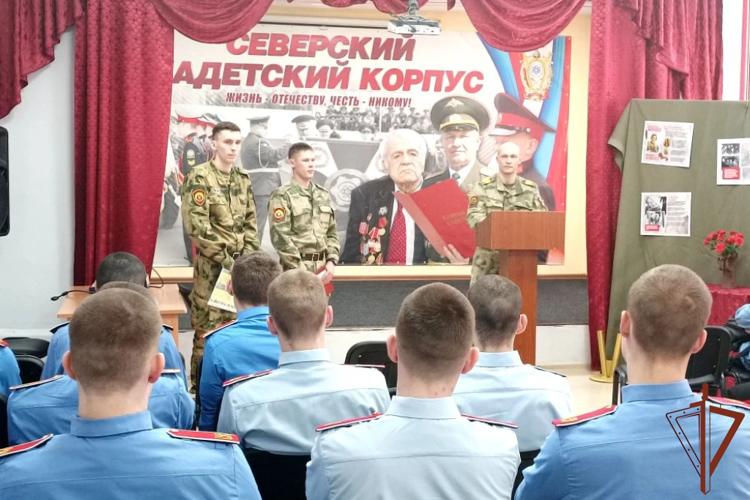 В Сибири школьников знакомят со службой в Росгвардии в рамках юбилейных мероприятий