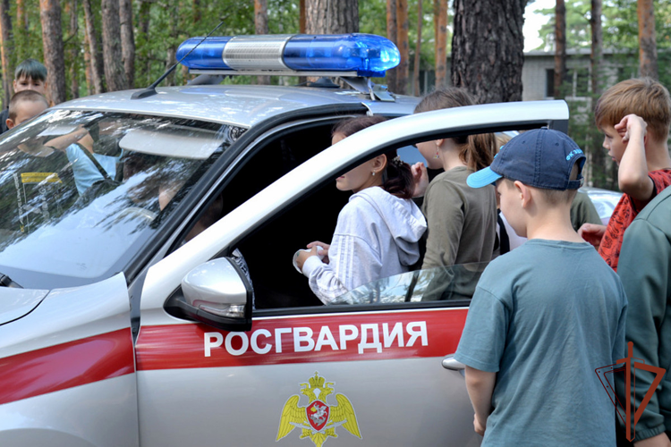 Более трехсот пятидесяти школьников стали участниками акции «Каникулы с Росгвардией» на Урале