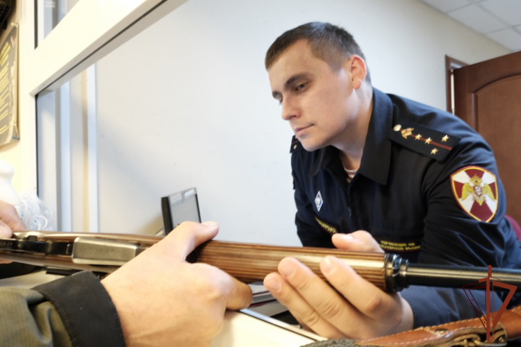 В Центральном округе поздравили сотрудников подразделений государственного контроля и лицензионно-разрешительной работы с профессиональным праздником (видео)