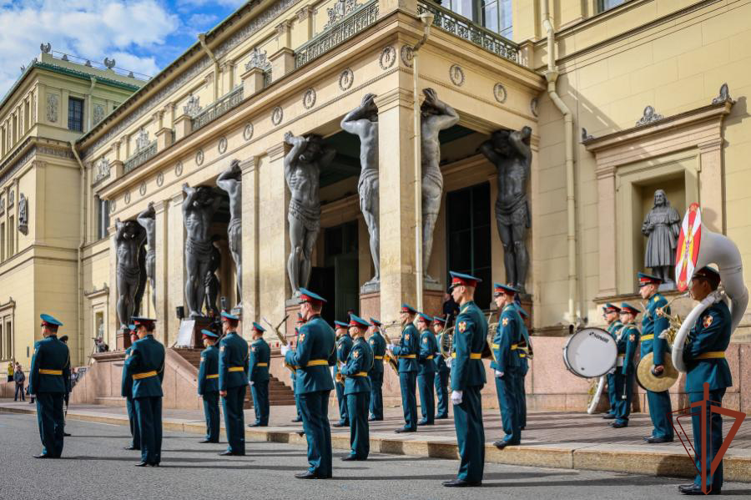 Военные музыканты Росгвардии поддержали памятную акцию Государственного Эрмитажа