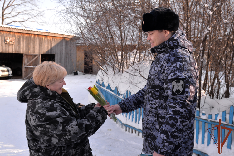 На Урале военнослужащие и сотрудники Росгвардии поздравили с весенним праздником матерей и вдов героев правопорядка