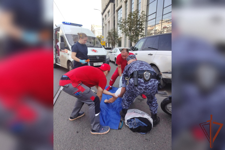 В Самаре росгвардейцы оказали доврачебную помощь мужчине, пострадавшему в результате ДТП (видео)