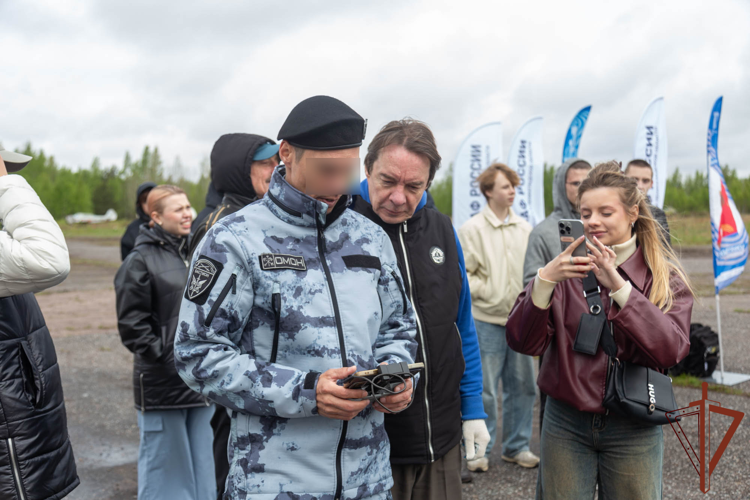 В Санкт-Петербурге сотрудники ОМОН «Бастион» Росгвардии провели для школьников мастер-класс по новому нормативу ГТО — управлению БПЛА