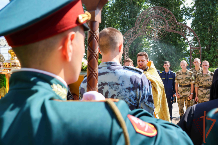 Росгвардейцы стали участниками богослужения и крестного хода в Ростове-на-Дону