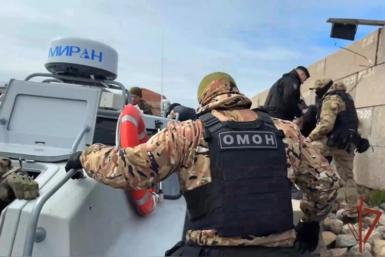 В Санкт-Петербурге сотрудники ОМОН Росгвардии оказали содействие полиции в проведении масштабного профилактического рейда