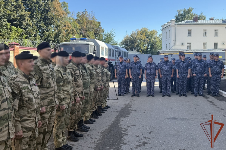 В Самаре ко Дню Государственного флага Российской Федерации отрыли мурал на здании регионального управления Росгвардии