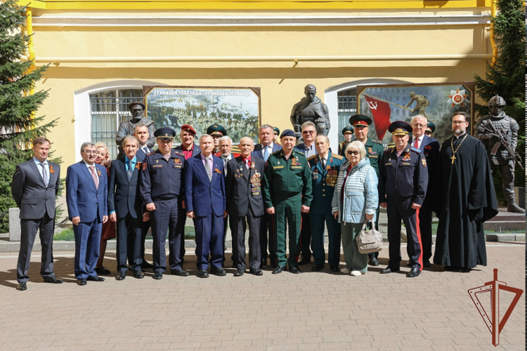 В Санкт-Петербурге командующий Северо-Западным округом Росгвардии поздравил ветеранов Великой Отечественной войны с Днем Победы