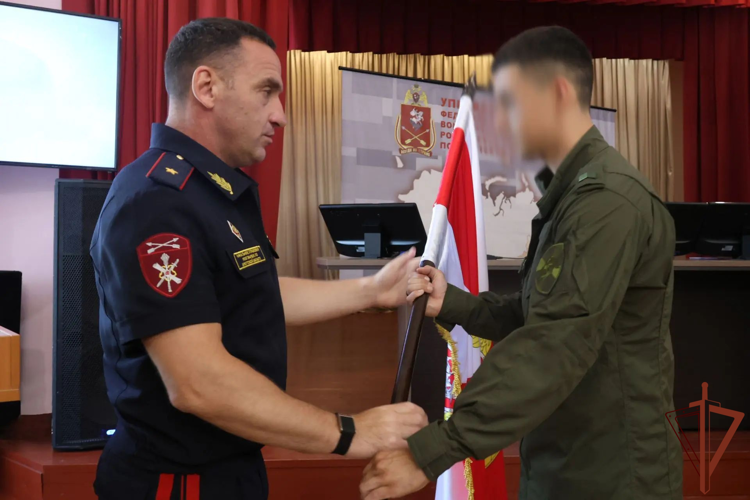 Начальник Управления Росгвардии по Иркутской области передал символ ведомства военно-патриотическому центру