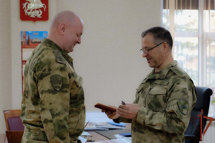 Генерал-полковник Александр Попов вручил государственные и ведомственные награды военнослужащим и сотрудникам Центрального округа Росгвардии