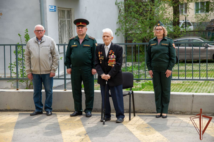 Акцию «Парад у дома ветерана» провели росгвардейцы в Свердловской области (Видео)