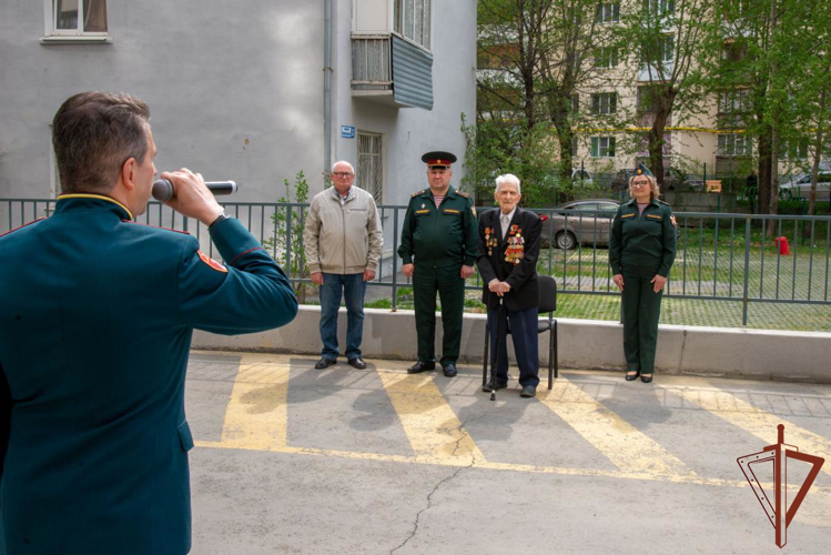 Акцию «Парад у дома ветерана» провели росгвардейцы в Свердловской области (Видео)