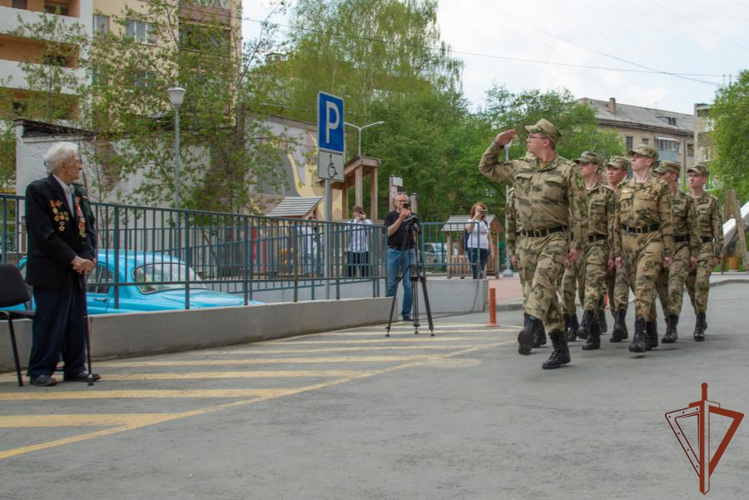 Акцию «Парад у дома ветерана» провели росгвардейцы в Свердловской области (Видео)