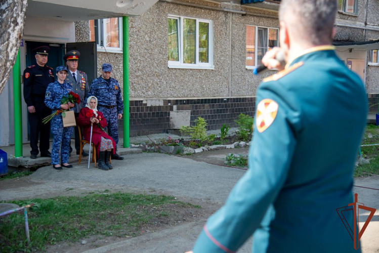Акцию «Парад у дома ветерана» провели росгвардейцы в Свердловской области (Видео)
