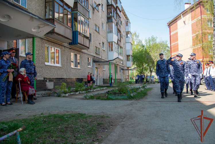 Акцию «Парад у дома ветерана» провели росгвардейцы в Свердловской области (Видео)