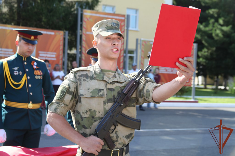 Военнослужащие нового призыва приняли присягу на верность Отечеству в подразделениях Сибирского округа Росгвардии