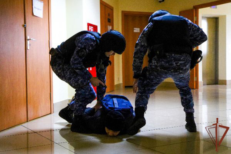 Росгвардейцы отработали задержание условного злоумышленника в образовательном учреждении Подмосковья
