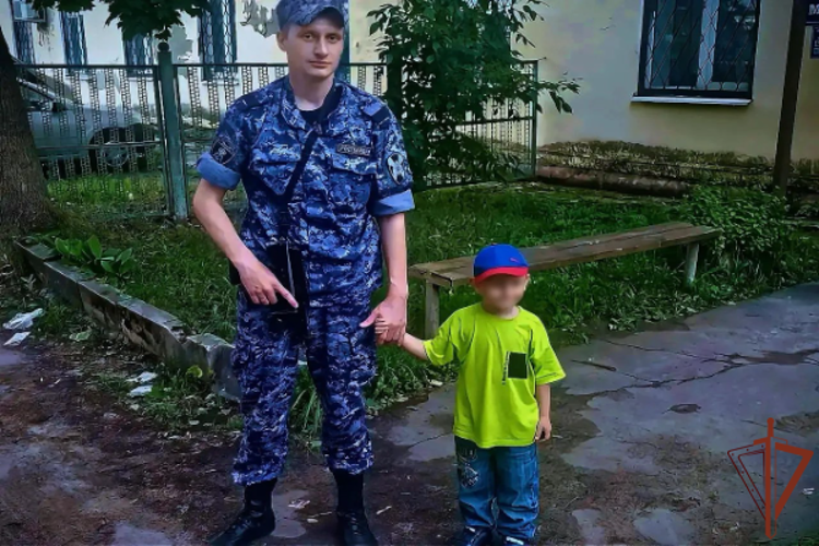 В Центральной России росгвардейцы помогли детям, оказавшимся в опасной ситуации (видео)