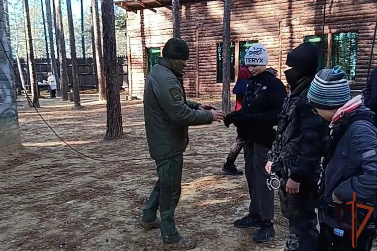 С профессией защитника Отечества познакомили молодёжь росгвардейцы в Сибири