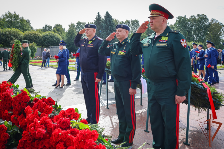 Делегация Росгвардии почтила память жертв блокады Ленинграда