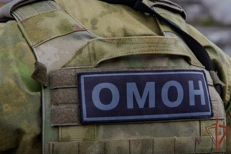 При силовой поддержке ОМОН Росгвардии задержан подозреваемый в незаконном обороте оружия в Дагестане