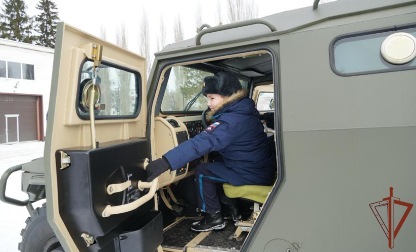 В ОМОН «Кобра» Росгвардии прошел день открытых дверей для оренбургских школьников
