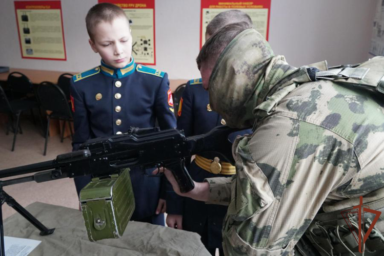 В ОМОН «Кобра» Росгвардии прошел день открытых дверей для оренбургских школьников