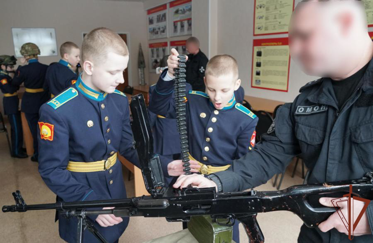 В ОМОН «Кобра» Росгвардии прошел день открытых дверей для оренбургских школьников