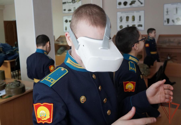 В ОМОН «Кобра» Росгвардии прошел день открытых дверей для оренбургских школьников