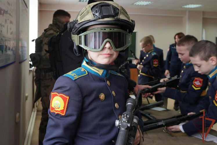 В ОМОН «Кобра» Росгвардии прошел день открытых дверей для оренбургских школьников