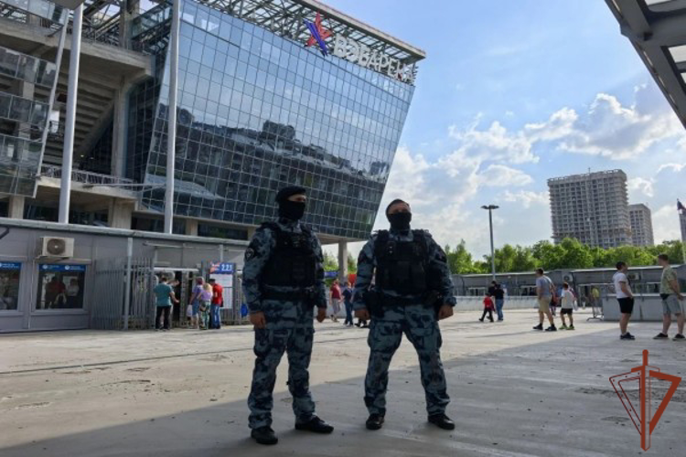 Росгвардейцы обеспечили безопасность проведения футбольного матча заключительного тура РПЛ в Москве (видео)