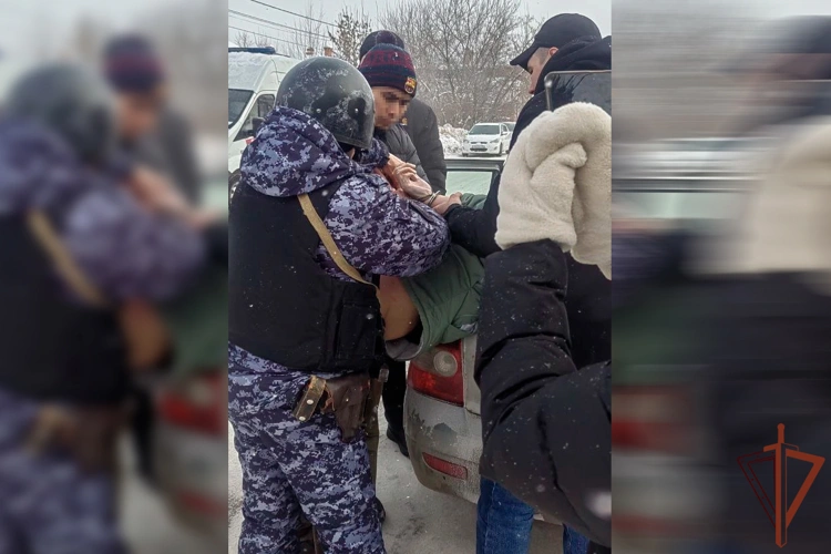 В Оренбургской области росгвардейцы задержали мужчину, угрожавшего воспитателю в детском саду (видео)