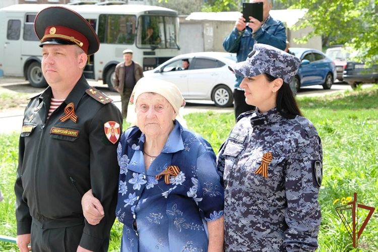 Росгвардейцы в Алтайском крае поздравили труженицу тыла с 81-й годовщиной Победы