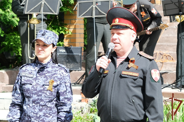 Росгвардейцы в Алтайском крае поздравили труженицу тыла с 81-й годовщиной Победы