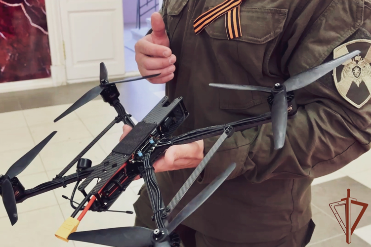 В Архангельске росгвардейцам переданы собранные студентами FPV-дроны