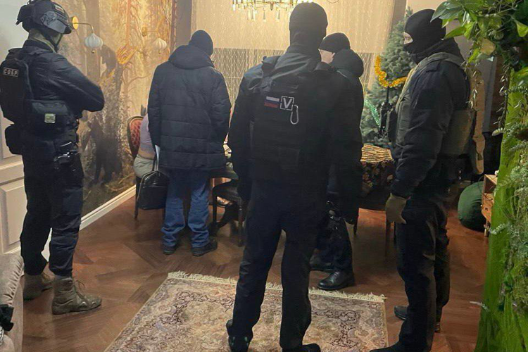 При силовой поддержке СОБР Росгвардии в Новосибирске задержаны подозреваемые в организации  незаконной банковской деятельности (Видео)