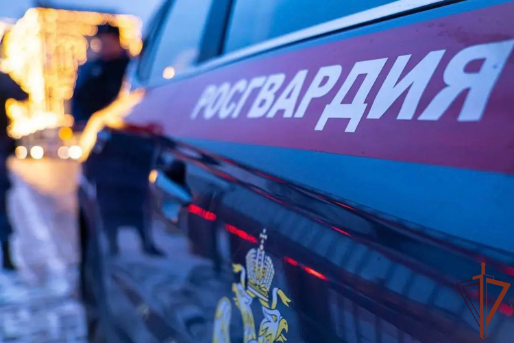 Сотрудник Росгвардии в Новосибирске уберег пенсионеров от потери крупной суммы в результате мошенничества