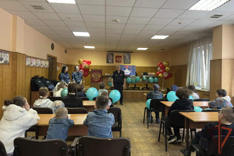 В Москве росгвардейцы провели День открытых дверей в подразделении вневедомственной охраны (видео)
