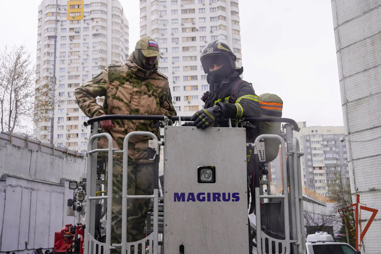 Росгвардейцы совместно с МЧС провели пожарно-тактические учения  в Москве (видео)