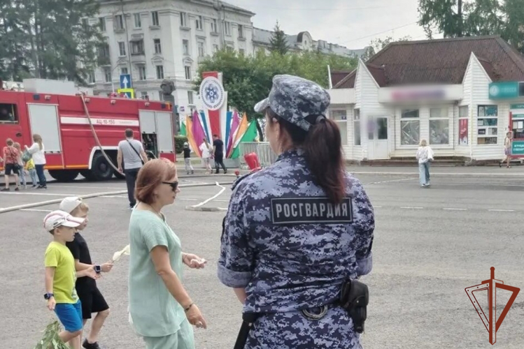 Росгвардейцы обеспечили общественный порядок во время празднования Дня города в Новосибирске и Северске