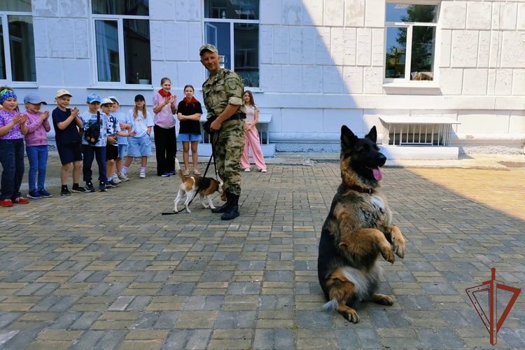В Сибирском округе Росгвардии продолжается ведомственная акция «Каникулы с Росгвардией»